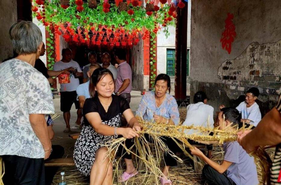 湖南耒阳：扎制草龙迎中秋 民间习俗重传承