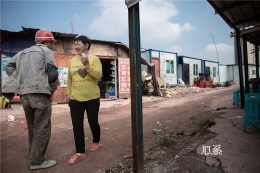 民工夫妻：男女混住仅用布帘隔开