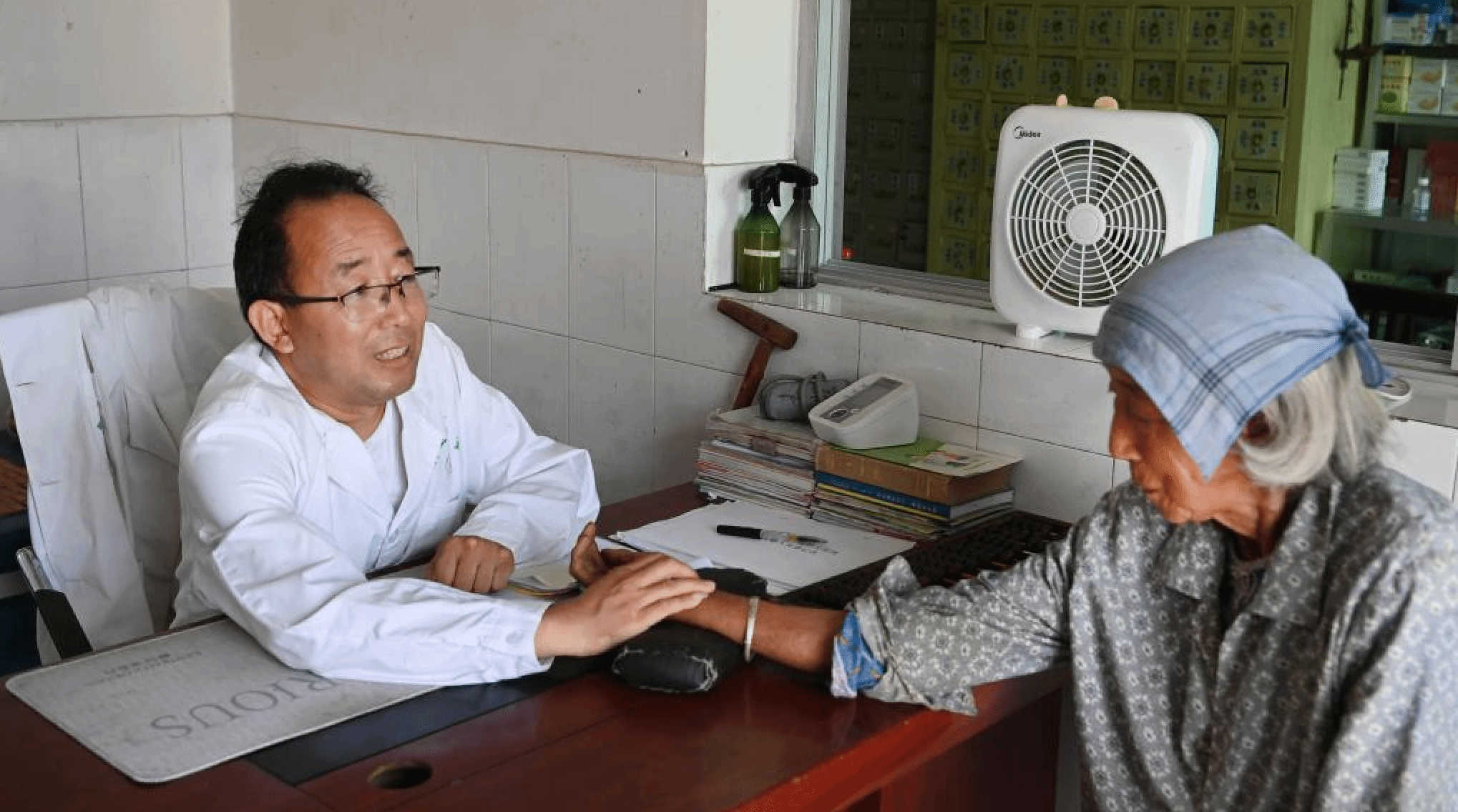 “拐杖村医”三十二载守护群众健康