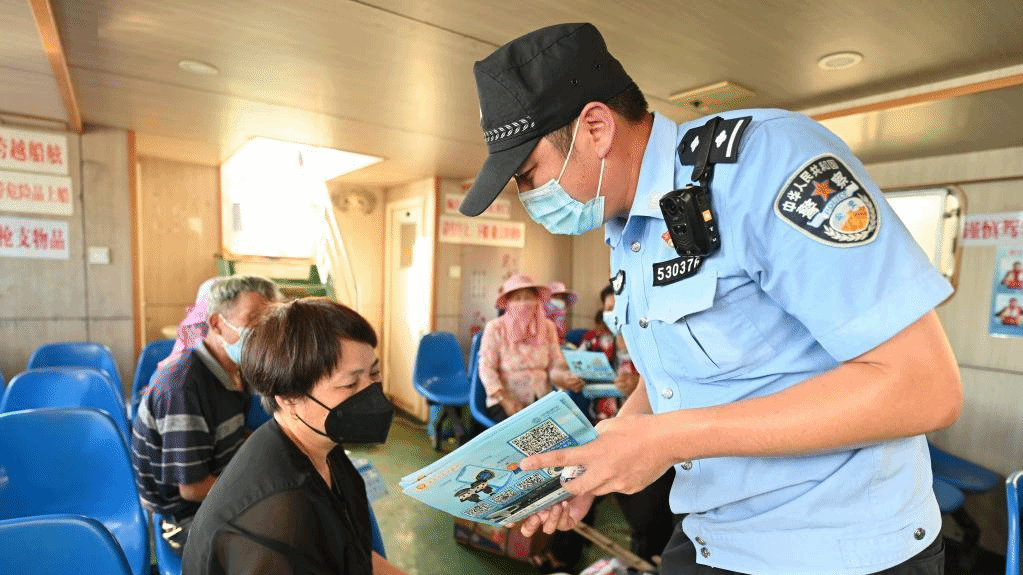 海岛上的“睡袋民警”