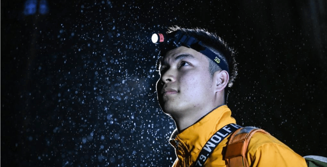 冷雨夜的高铁通信守护人