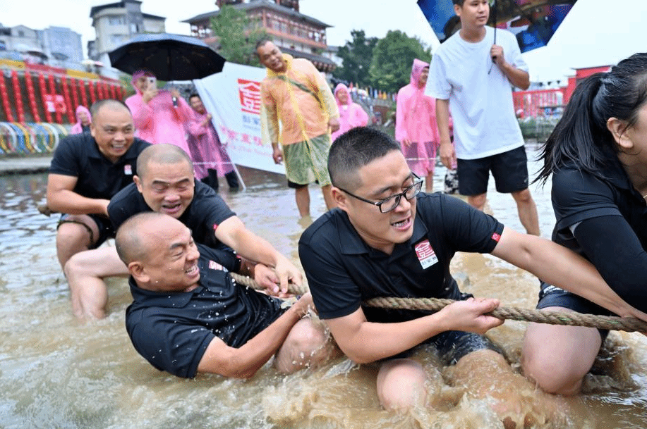 “水中拔河”乐趣多