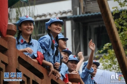 中美大学生体验长征之旅 上演800人集体快闪再现长征历史片段