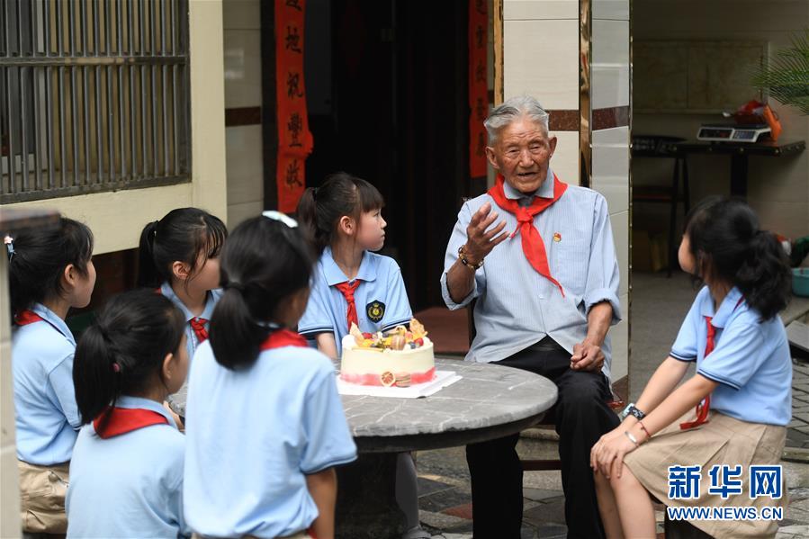 6月28日，吳興區(qū)第一小學(xué)學(xué)生聆聽(tīng)八里店鎮(zhèn)前村村老黨員陳金茂（右二）講故事。 臨近“七一”，浙江省湖州市吳興區(qū)八里店鎮(zhèn)組織小學(xué)生開(kāi)展“童心向黨”主題繪畫(huà)、聆聽(tīng)老黨員講故事、參觀紅色教育基地等活動(dòng)。 新華社記者黃宗治攝