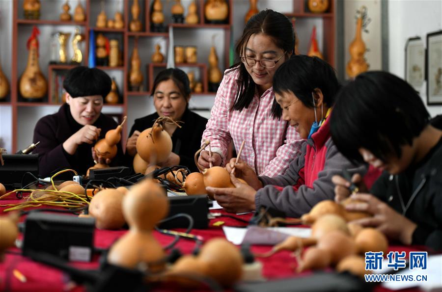 11月8日，在河北省石家莊市行唐縣南橋鎮(zhèn)葫蘆燙畫(huà)培訓(xùn)基地，當(dāng)?shù)貗D女正在學(xué)習(xí)葫蘆燙畫(huà)技藝。 近年來(lái)，河北省石家莊市行唐縣婦聯(lián)強(qiáng)化婦女手工技能培訓(xùn)，通過(guò)實(shí)施“巧手創(chuàng)富工程”“巾幗扶貧車間”等項(xiàng)目，讓農(nóng)村婦女在家門口提升技能素質(zhì)、掌握一技之長(zhǎng)，助力貧困和留守婦女就業(yè)增收。 新華社發(fā)（許建園 攝）