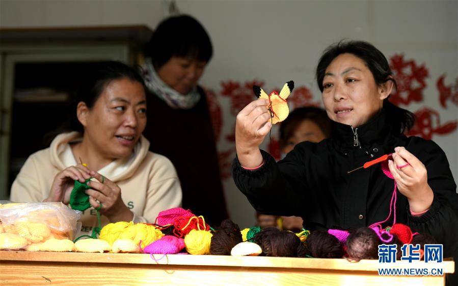 11月8日，在河北省石家莊市行唐縣剪紙培訓(xùn)基地，女學(xué)員正在學(xué)習(xí)鉤編技藝。 近年來(lái)，河北省石家莊市行唐縣婦聯(lián)強(qiáng)化婦女手工技能培訓(xùn)，通過(guò)實(shí)施“巧手創(chuàng)富工程”“巾幗扶貧車間”等項(xiàng)目，讓農(nóng)村婦女在家門口提升技能素質(zhì)、掌握一技之長(zhǎng)，助力貧困和留守婦女就業(yè)增收。 新華社發(fā)（許建園 攝）