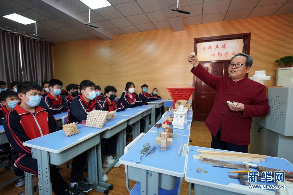 　　4月14日，河北省沙河市孔明鎖制作藝人侯全辰為學生講解孔明鎖相關(guān)知識?！　‘斎?，河北邢臺沙河市第四中學開展“小小孔明鎖 傳承大智慧”非遺進校園活動，邀請當?shù)乜酌麈i制作藝人侯全辰走進課堂，為學生們講解孔明鎖制作技藝和中國傳統(tǒng)榫卯結(jié)構(gòu)的相關(guān)知識。　　近年來，沙河市積極開展非遺文化進校園活動，將當?shù)靥厣沁z項目引入學校課堂，讓學生近距離感受民間傳統(tǒng)技藝的魅力，促進非遺文化的保護和傳承?！　⌒氯A社記者 駱學峰 攝