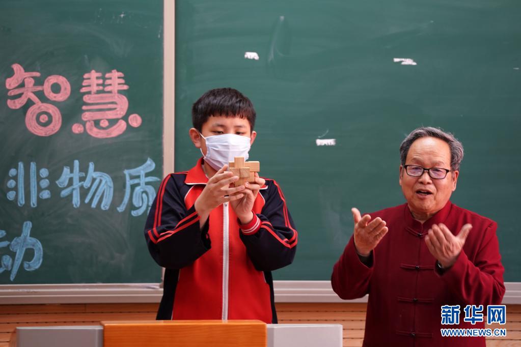 　　4月14日，河北省沙河市孔明鎖制作藝人侯全辰為學生講解孔明鎖相關(guān)知識?！　‘斎?，河北邢臺沙河市第四中學開展“小小孔明鎖 傳承大智慧”非遺進校園活動，邀請當?shù)乜酌麈i制作藝人侯全辰走進課堂，為學生們講解孔明鎖制作技藝和中國傳統(tǒng)榫卯結(jié)構(gòu)的相關(guān)知識?！　〗陙?，沙河市積極開展非遺文化進校園活動，將當?shù)靥厣沁z項目引入學校課堂，讓學生近距離感受民間傳統(tǒng)技藝的魅力，促進非遺文化的保護和傳承?！　⌒氯A社記者 駱學峰 攝