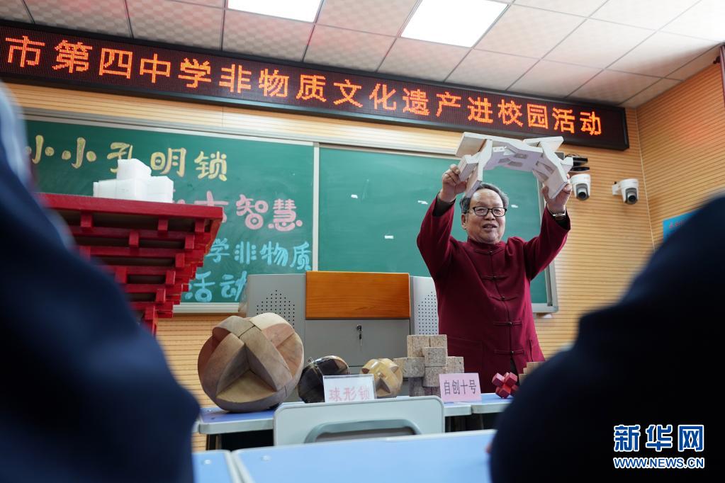 　　4月14日，河北省沙河市孔明鎖制作藝人侯全辰為學生講解孔明鎖相關(guān)知識。　　當日，河北邢臺沙河市第四中學開展“小小孔明鎖 傳承大智慧”非遺進校園活動，邀請當?shù)乜酌麈i制作藝人侯全辰走進課堂，為學生們講解孔明鎖制作技藝和中國傳統(tǒng)榫卯結(jié)構(gòu)的相關(guān)知識。　　近年來，沙河市積極開展非遺文化進校園活動，將當?shù)靥厣沁z項目引入學校課堂，讓學生近距離感受民間傳統(tǒng)技藝的魅力，促進非遺文化的保護和傳承?！　⌒氯A社記者 駱學峰 攝